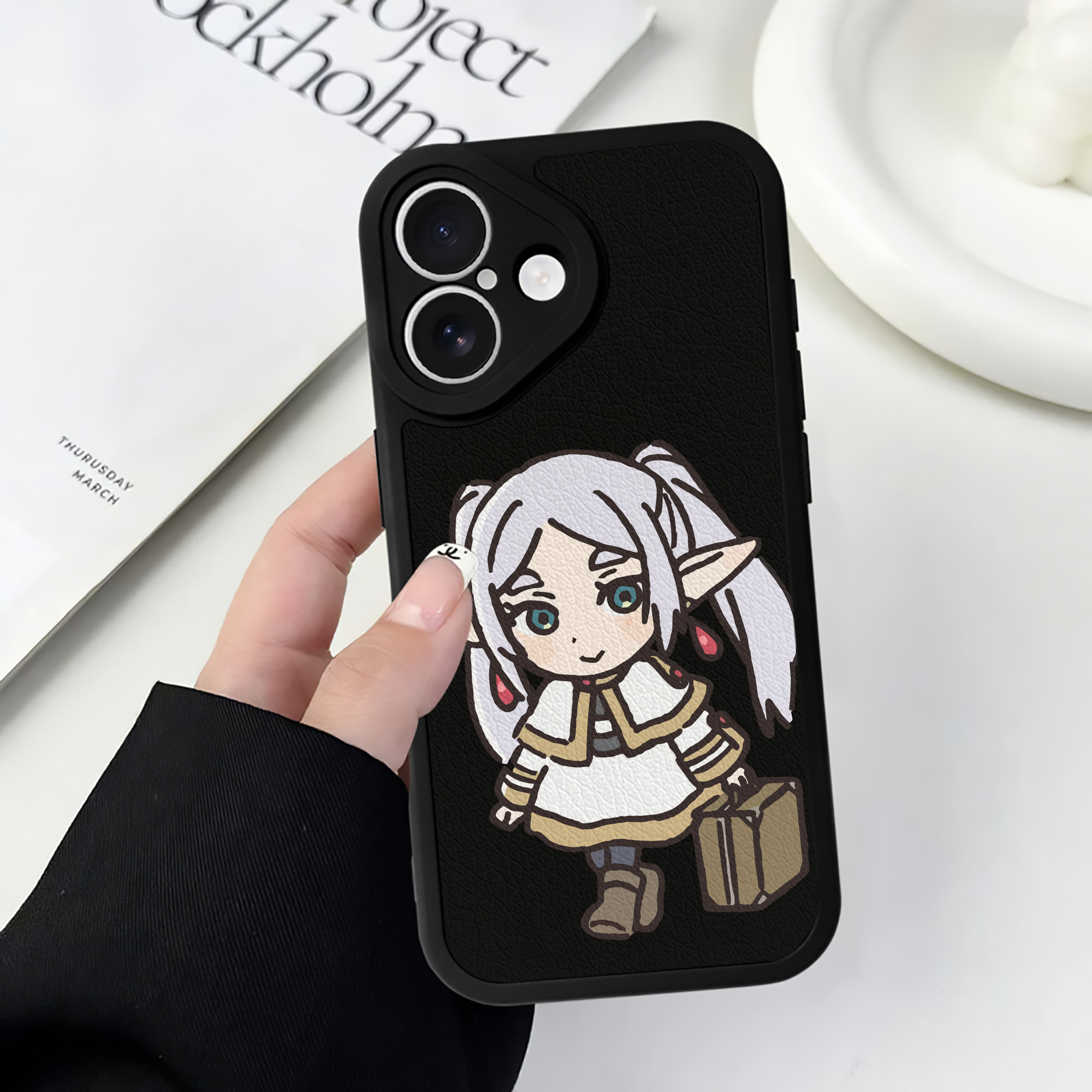 （画像用） 葬送のフリーレン Frieren 【iPhone 16シリーズ対応】シリコンスマホケース（レザー調） 材質：シリコン